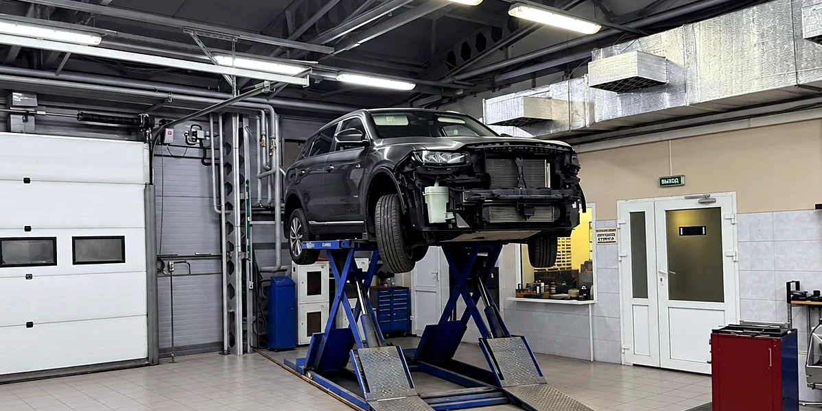 Цех Просто Сервис: автомобиль на подъёмнике